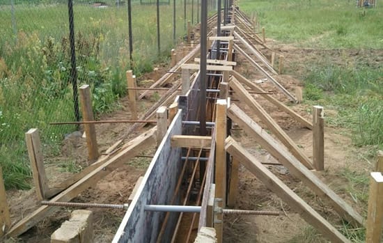 Опалубка для заливки фундамента для забора