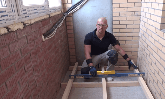 Определяем  помощью строительного уровня верхний брус