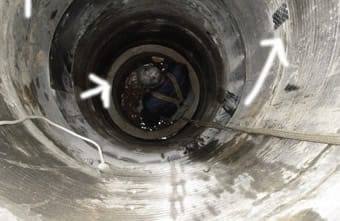 Опускаем в колодец еще одно бетонное кольцо чуть меньшего диаметра