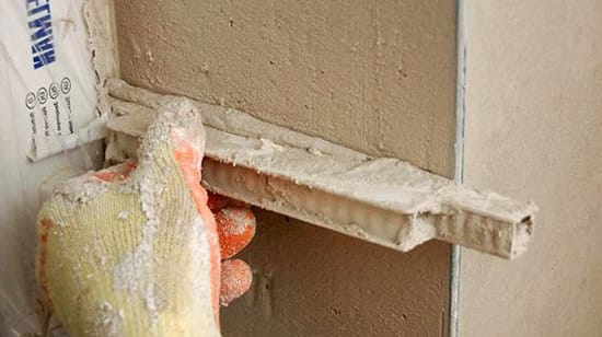 Оштукатуриваем дверные откосы