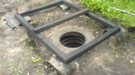 Основание для туалета из бруса пропитанного антисептиком