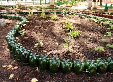 Отделка пластиковыми бутылками