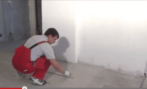 Отмечаем на полу места где не будут проходить нагреваемые кабели