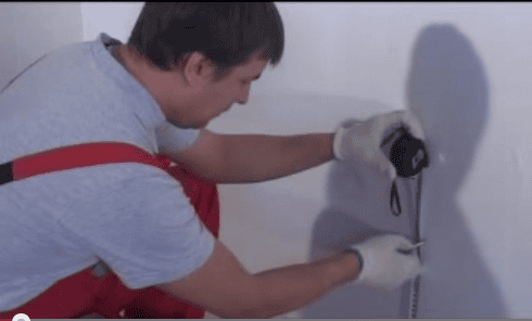 Отмеряем расстояние для размещения терморегулятора