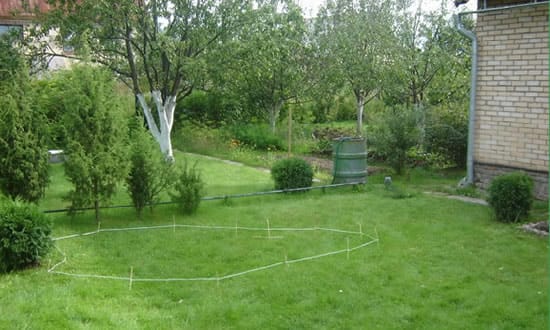 Отмеряем территорию с помощью нити и придаем контур