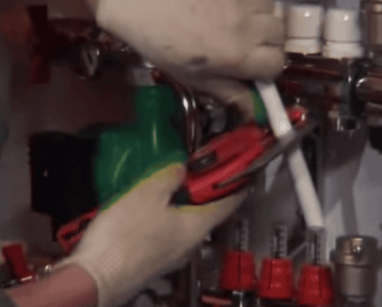 Отрезаем трубу  ножницами