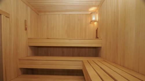 Парилка в бане выполненная из липы