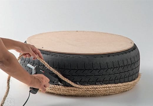 Переворачиваем шину и начинаем укладку веревки снизу