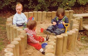 Песочница с колышками - фото