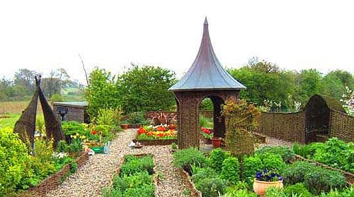 Плетеные клумбы