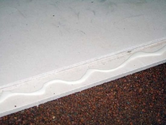 Плиты склеиваются с помощью клея