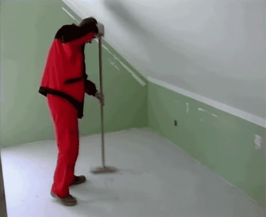 Подготавливаем поверхность перед монтажом теплого пола