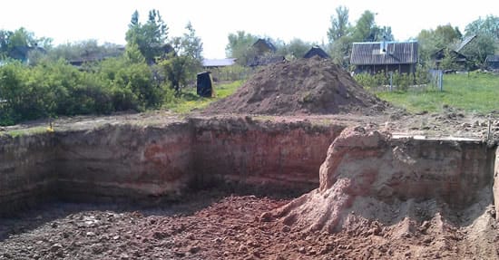 Подготавливаем котлован по всей площади застройки