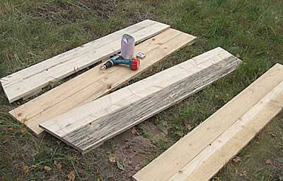 Подготовка досок для возведения опалубки