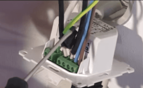 Подключаем конец кабеля к терморегулятору