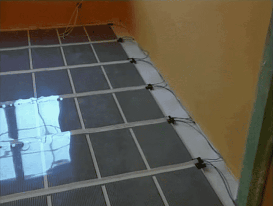 Подключенные полосы теплого пола к изолированным контактам