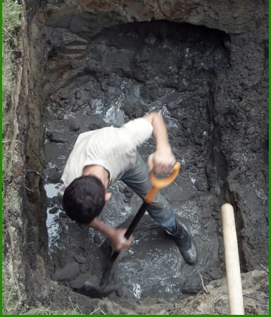 Выравниваем края котлована с помощью лопаты