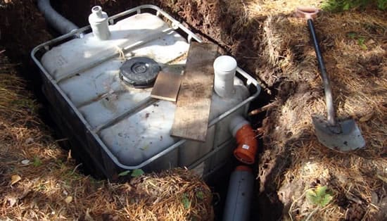 Подвод трубы канализации к септику