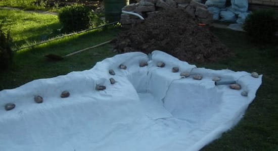 Укладываем на дно полистирол