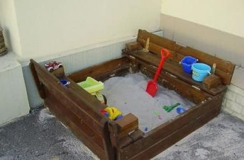 Получившаяся деревянная песочница