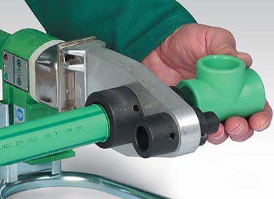 После нагревания аппарата насадить фитинг на дорн, а трубу вставить в гильзу