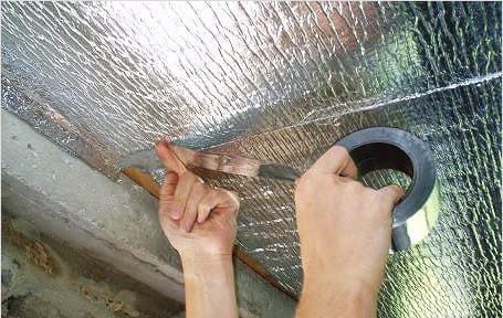 Потолок проклеивают пароизоляционной пленкой и проклеивают металлическим скотчем