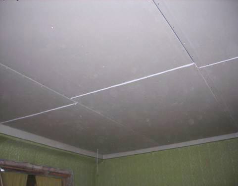 Потолок готов, но остались стыки