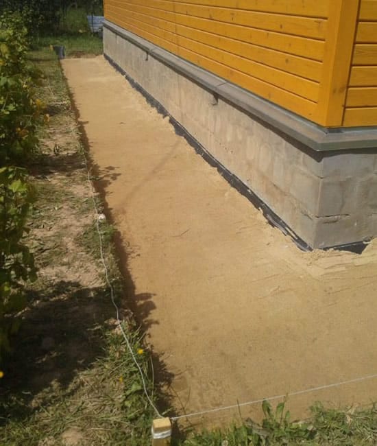 Поверх гидроизоляционной пленки насыпают слой песка