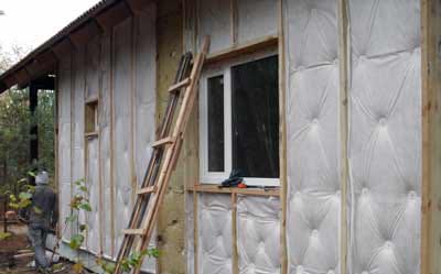 Поверх слоя с минеральной ватой устанавливают ветроизоляцию