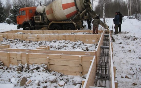 При какой температуре можно заливать фундамент
