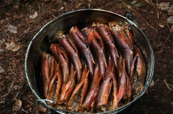 Приготовление продуктов в коптильне