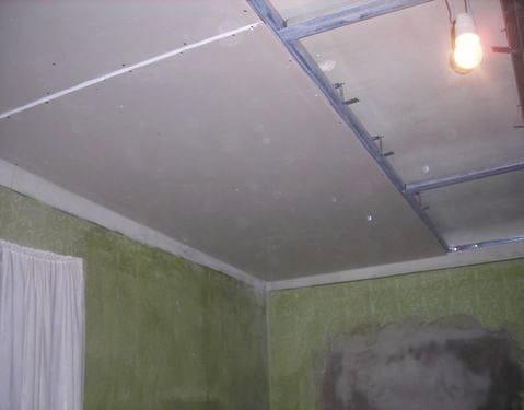 Прикручиваем гипсокартон при помощи саморезов