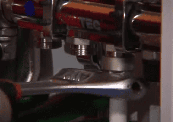 Присоедините трубу к коллектору и затяните конструкцию ключом