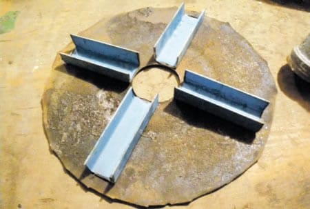 Привариваем к прижимному кругу 4 швеллера