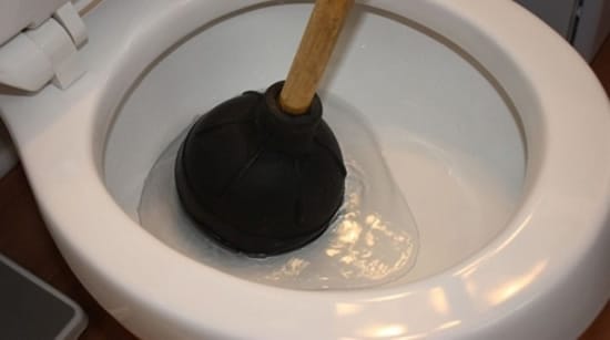 Прочистка унитаза с помощью вантуза