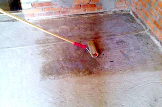 Производим грунтование пола