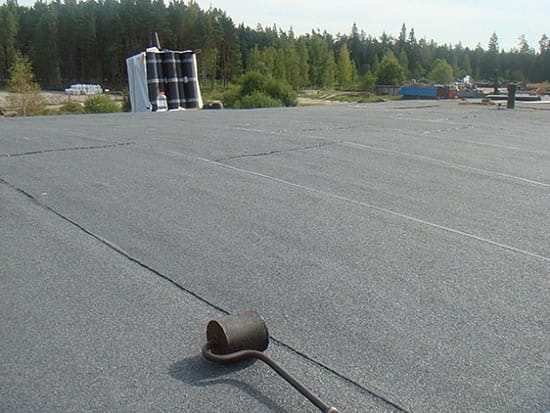 Прокатывание листов стеклоизола гранитной посыпкой