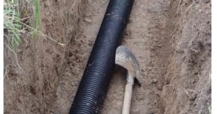 Прокладка канализационной трубы
