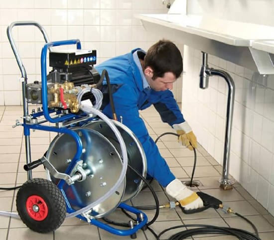 Промывка внутренней канализации гидродинамической машинкой