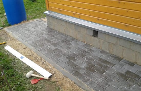 Пространство между плиткой засыпают чистым просеянным песком