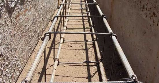 Процесс армирования мелкозаглубленного ленточного фундамента