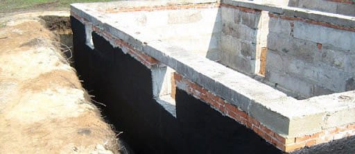 Процесс гидроизоляции фундамента из кирпича