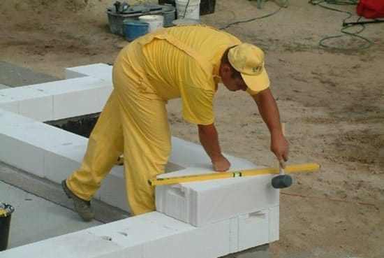 Процесс кладки стен