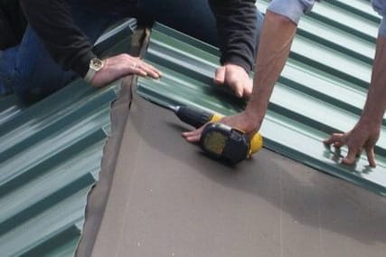 Процесс крепления профлиста