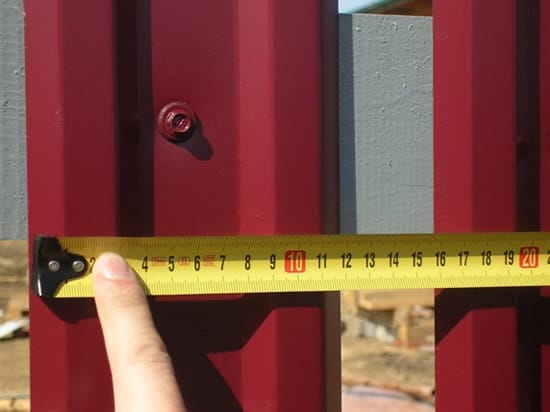 Процесс крепления штакетника