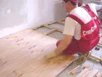 Процесс монтажа фанеры к деревянным лагам