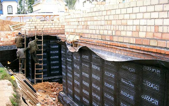 Процесс монтажа самоклеящегося материала на битумной основе