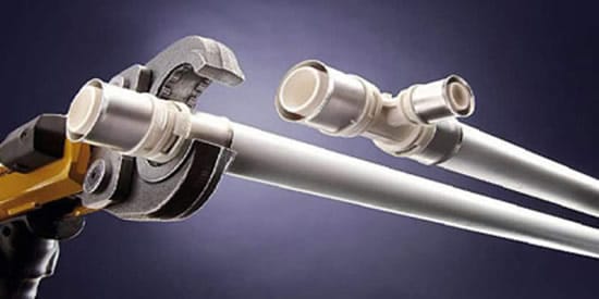 Процесс монтажа труб