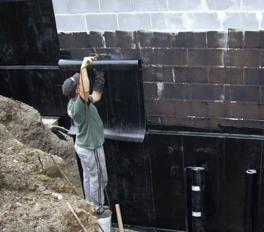 Процесс наклейки на фундамент - битумных материалов