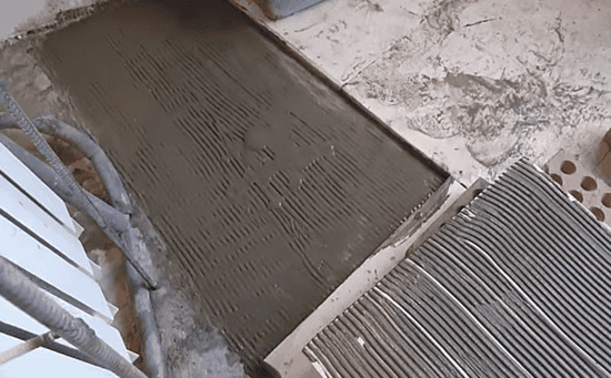 Процесс нанесения клея на поверхности